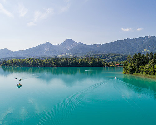 Faaker See in summer with a view on Mittagskogel