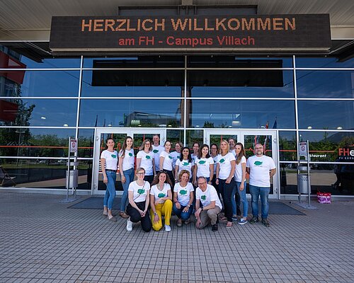 Mehrere Personen der Initiative vor dem FH Campus in Villach