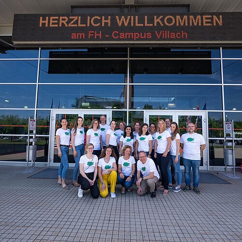 Mehrere Personen der Initiative vor dem FH Campus in Villach