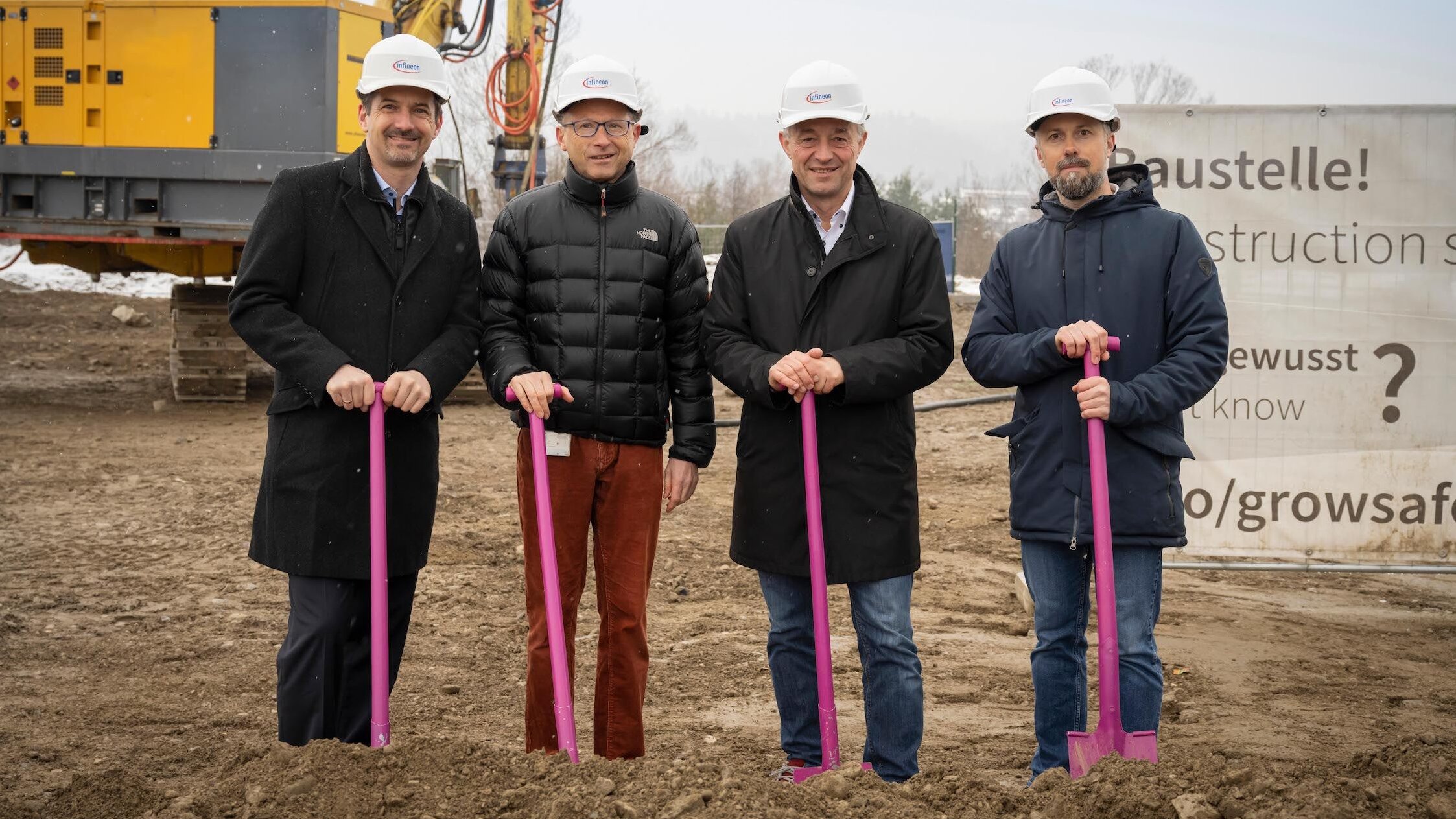 Spatenstich für das neue Logistikzentrum der Infineon in Villach Vier Männer von Infineon Österreich beim Spatenstich für das neue Logistikzentrum