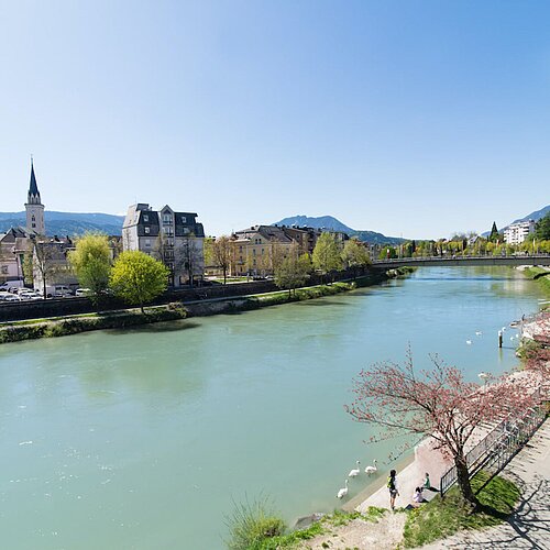 Blick auf die Stadt Villach mit der Drau