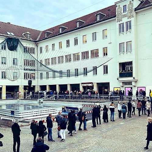People queuing up in front of the Rathaus of Villach