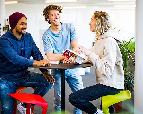 Menschen sitzen im InspireLAB und tauschen sich aus