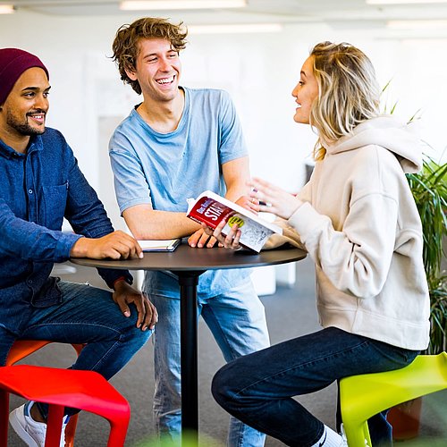 Menschen sitzen im InspireLAB und tauschen sich aus