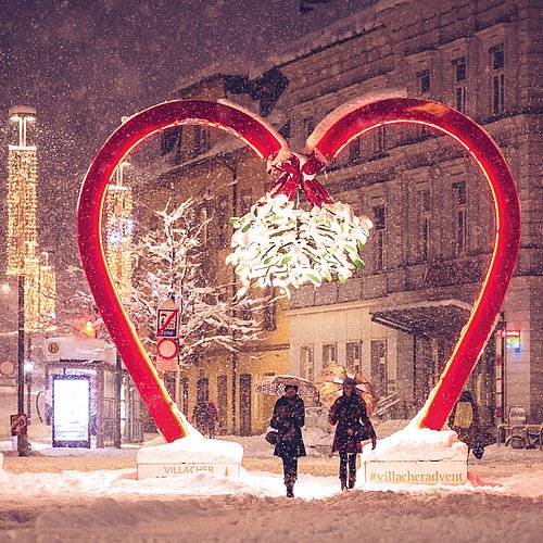 Herz-Fotorahmen bei Schnee in der Villacher Innenstadt