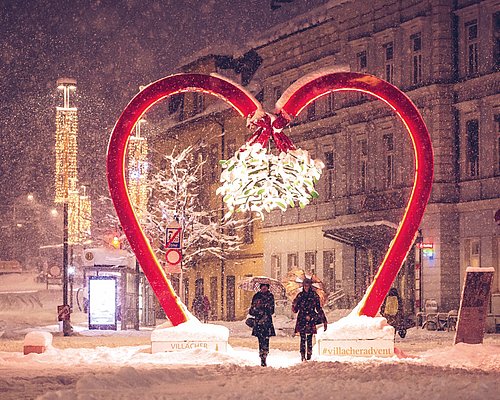 Herz-Fotorahmen bei Schnee in der Villacher Innenstadt