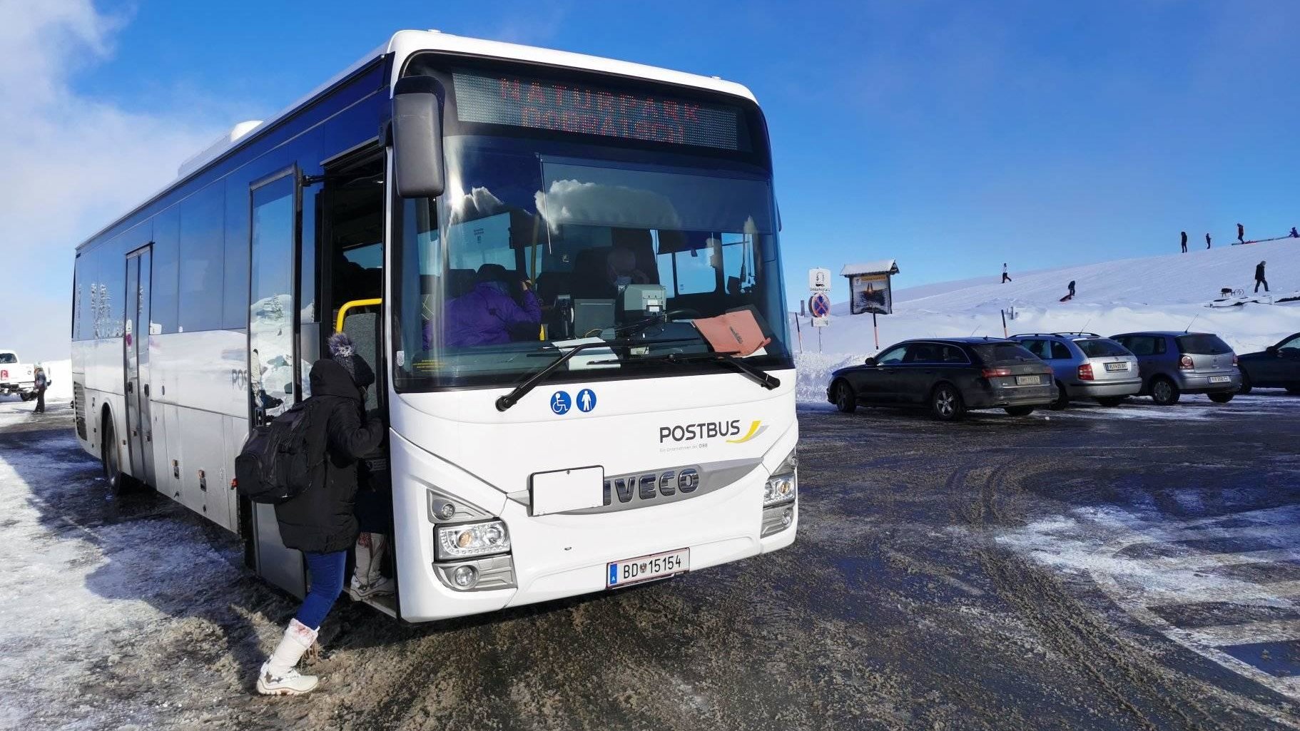 Der Naturparkbus brachte während der Weihnachtsfeiertage Wanderfreudige auf Villachs Hausberg Der Shuttle des Naturpark Dobratsch am Rosstratten Parkplatz