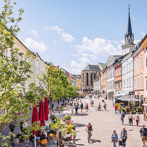 Belebtes Stadtzentrum von Villach