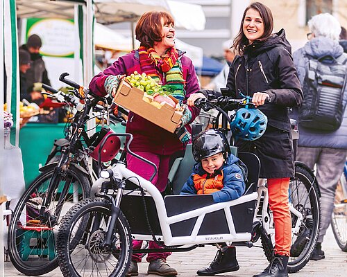 Familie beim Radfahren in der Villacher Innenstadt