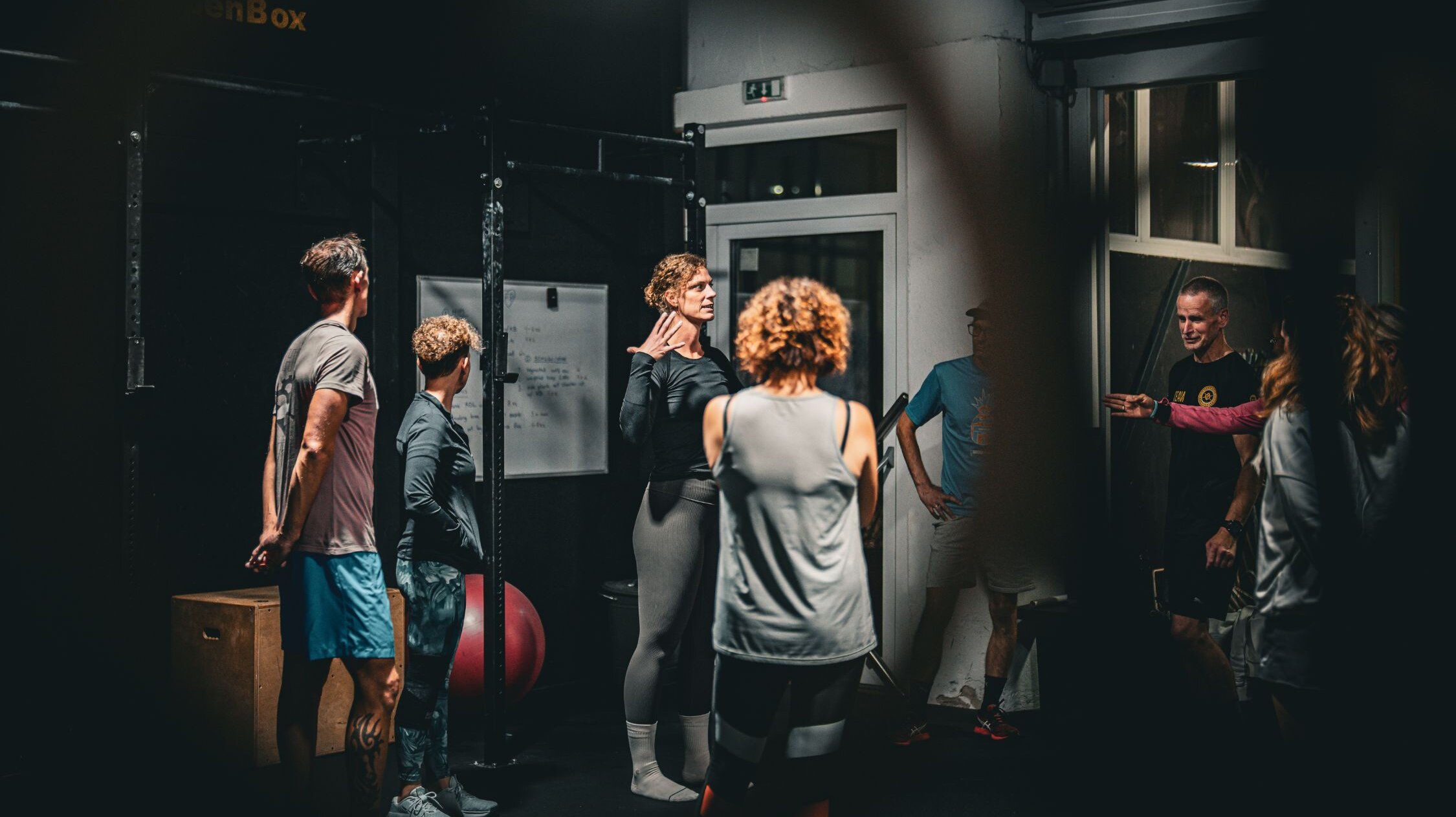 Training im Kämpferherz Crossfit in Villach Gruppe steht versammelt um Trainerin