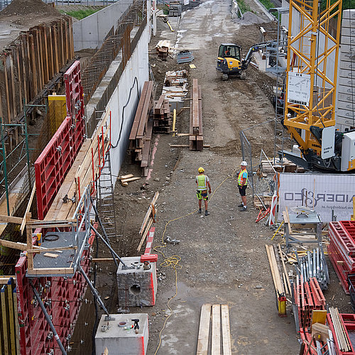 Baustelle mit Bauarbeiter