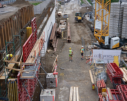 Baustelle mit Bauarbeiter