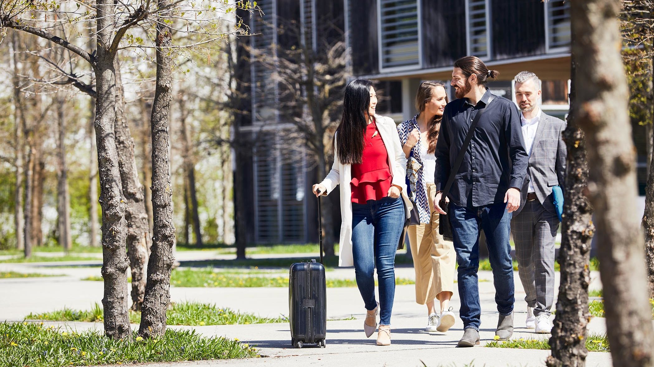 Unternehmer:innen auf dem Weg zum Business Meeting