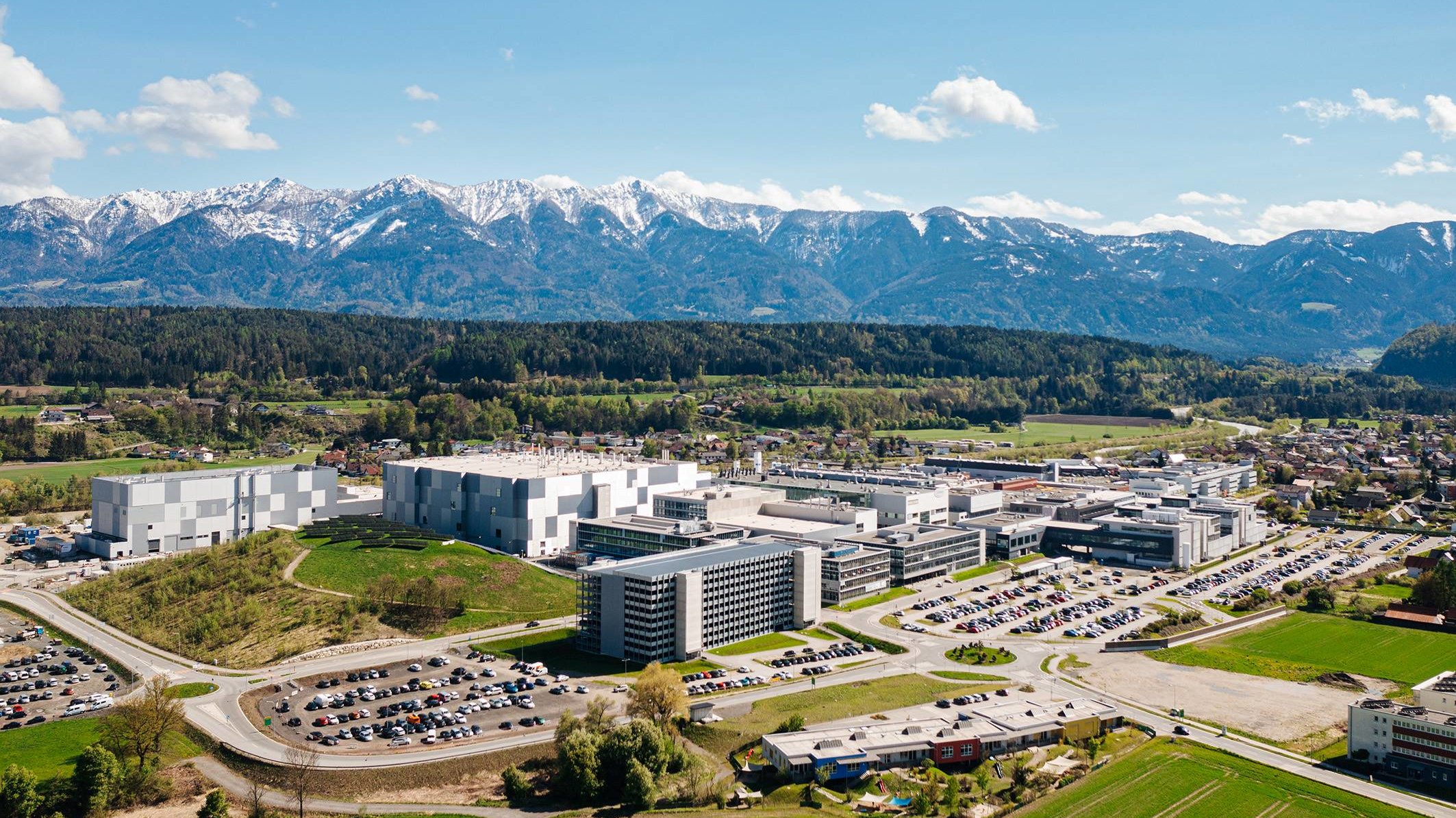 Blick auf das Gelände der Infineon Technologies Austria AG 