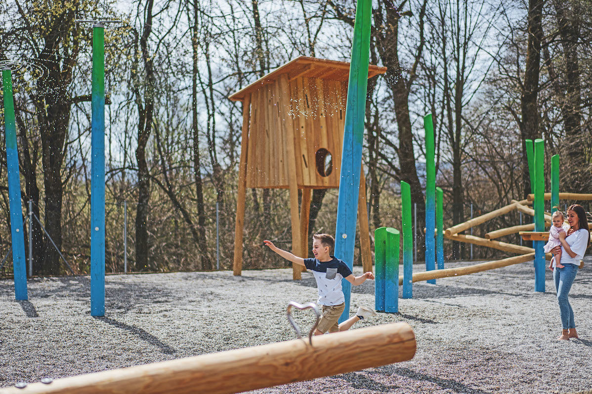 Spielplatz mit Kindern