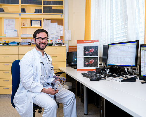 A doctor of the LKH Villach at his desk in the sleep laboratory