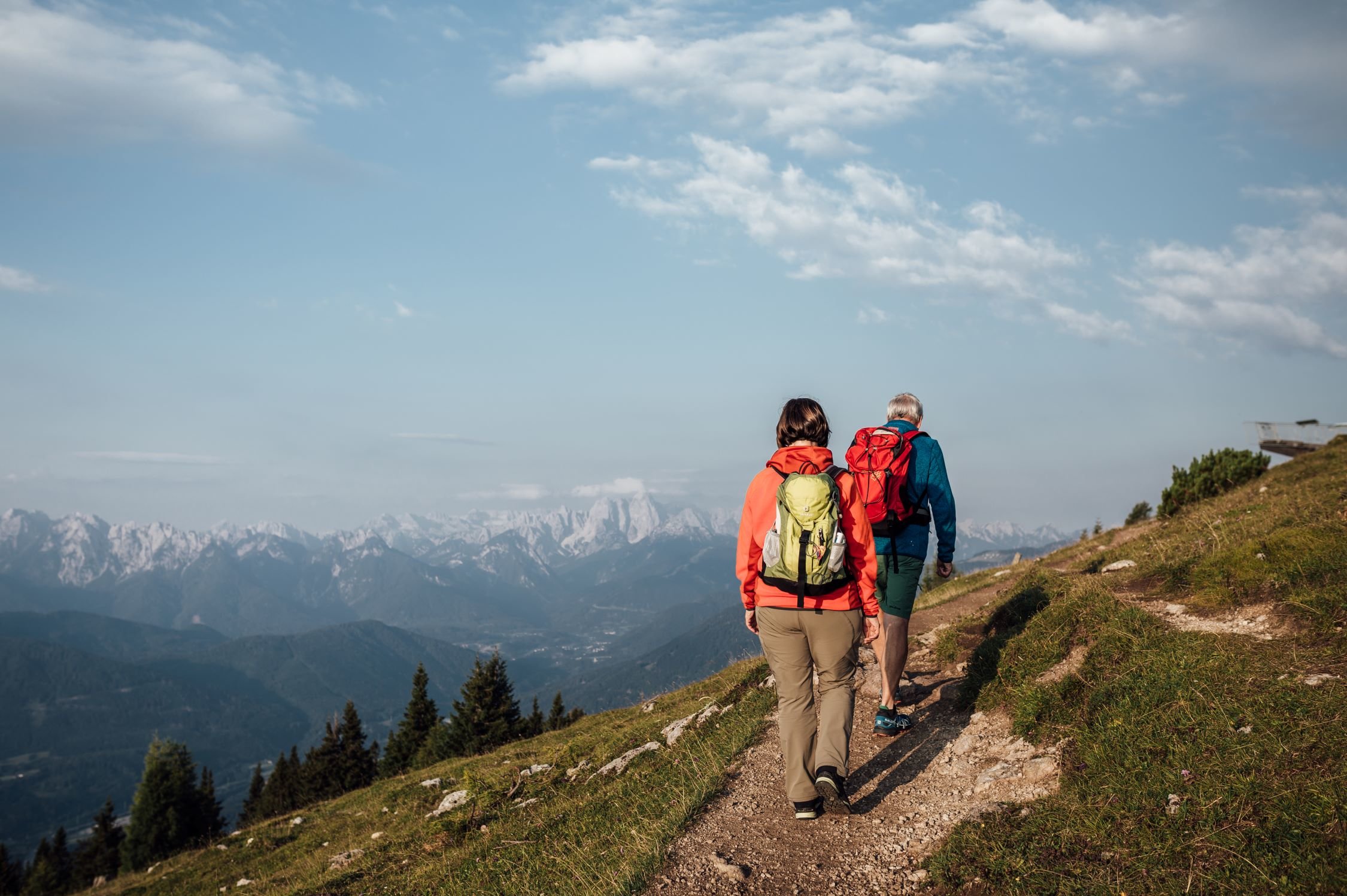 Wanderer auf einem der vielen Wanderwege des Dobratsch