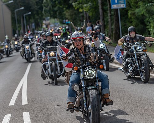 Die große Harley Parade der European Bike Week Biker:innen fahren gemeinsam in der großen Biker Parade am Faaker See