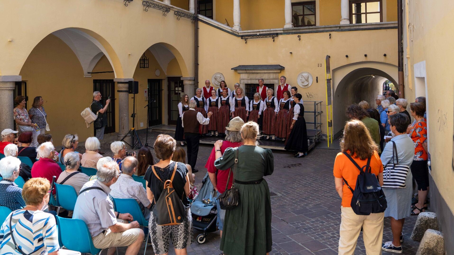 Chorauftritt in einem Villacher Innenhof