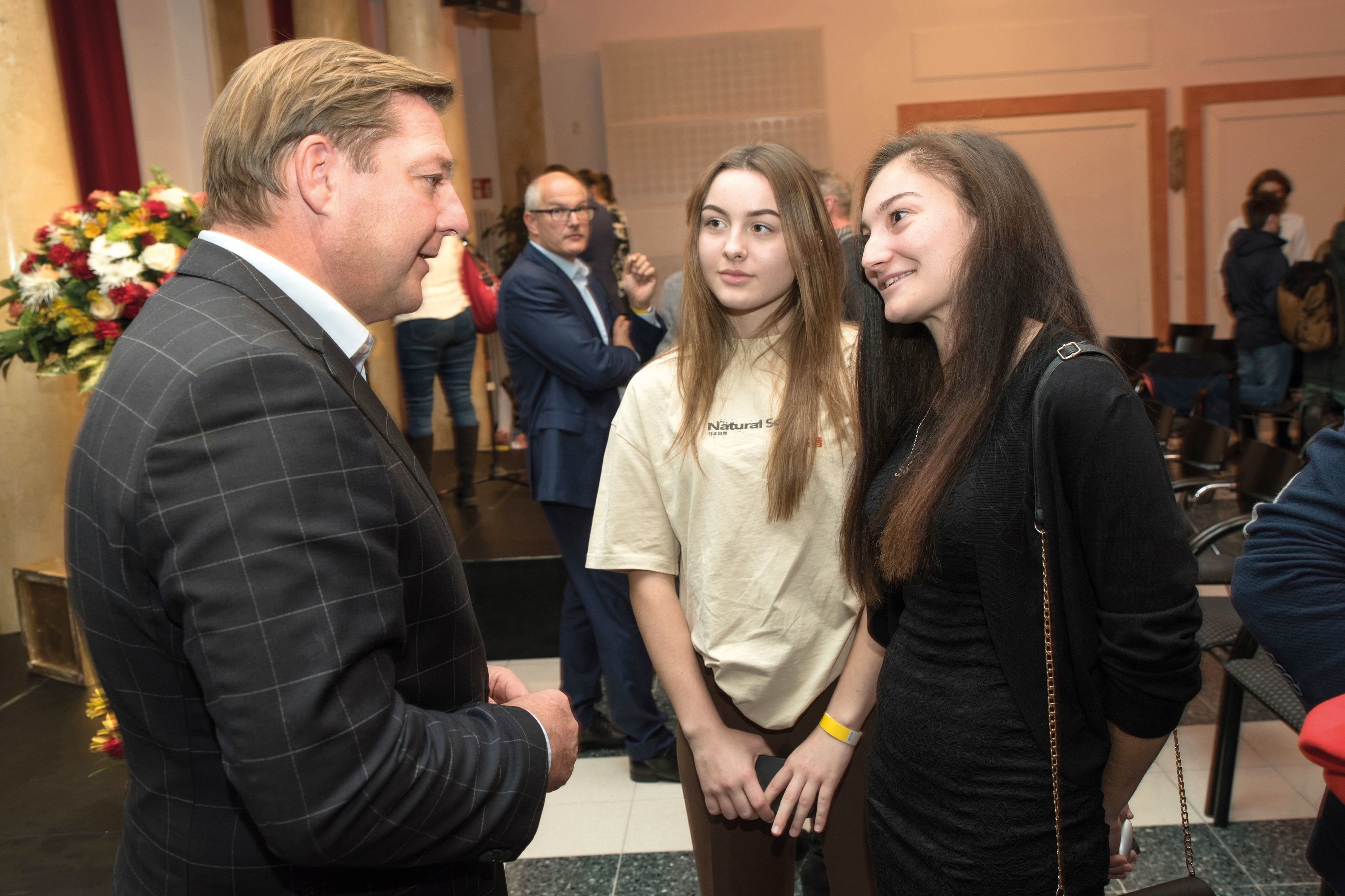 Jugendliche unterhalten sich mit dem Bürgermeister von Villach