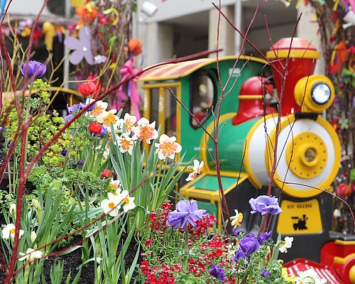 Ostern in Villach Blumen und Kinderzug am Ostermarkt Villach