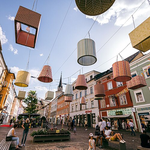 Der Hauptplatz der Stadt Villach sommerlich dekoriert