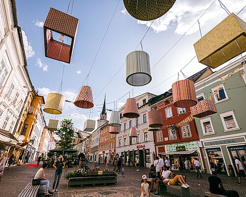 Der Hauptplatz der Stadt Villach sommerlich dekoriert