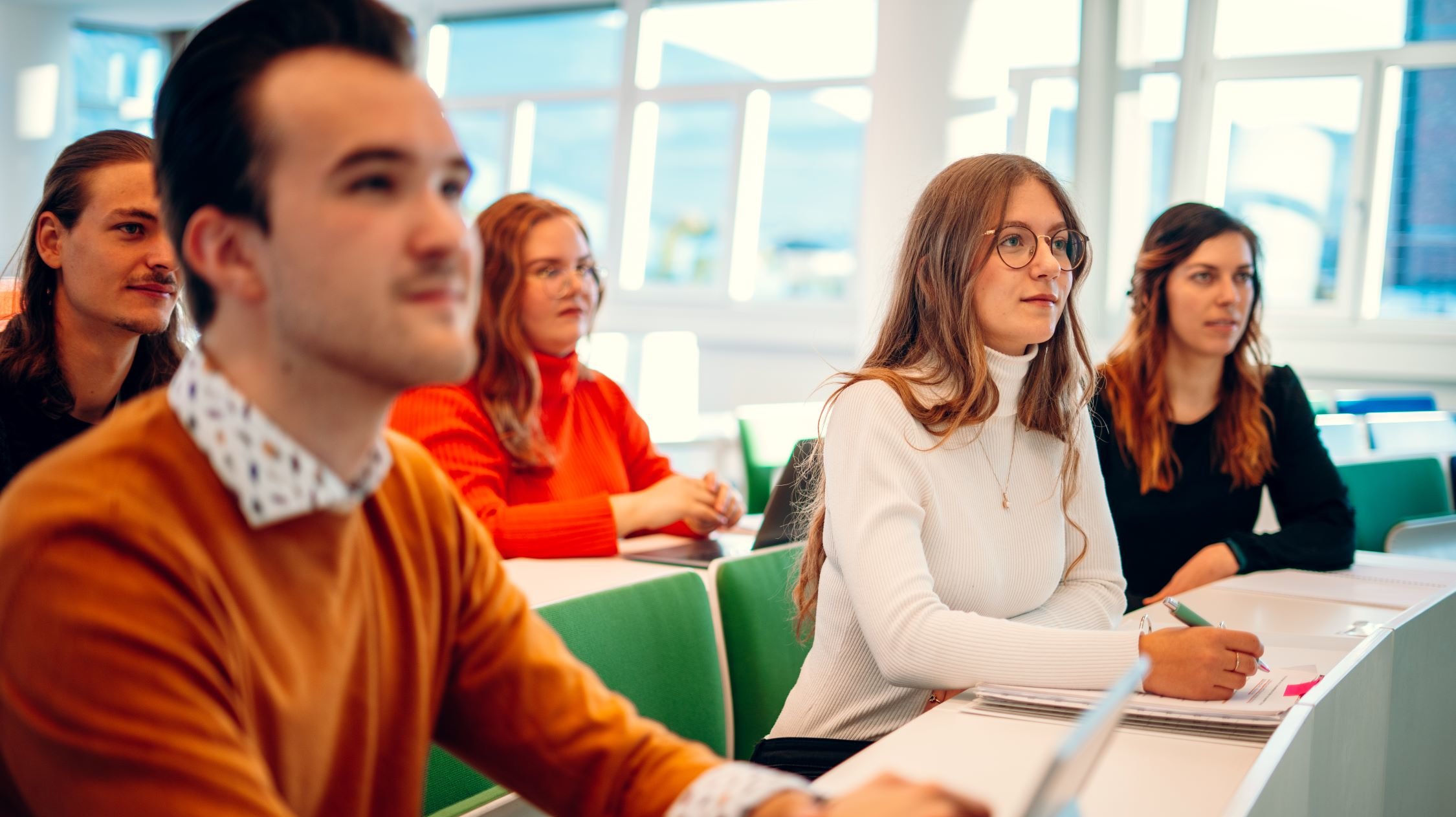 Studierende bei einer Vorlesung Studierende im Hörsaal der FH Villach