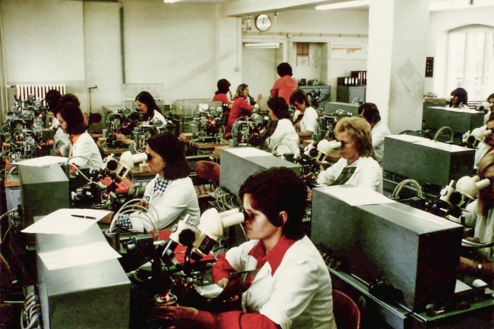 Frauen an der Arbeit der Diodenproduktion in den 1970er Jahren in Villach