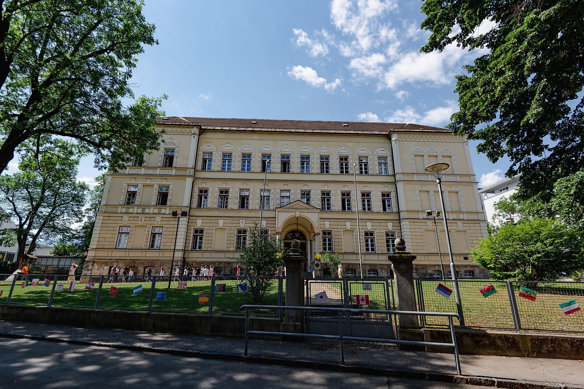 Entry area of Khevenhüllerschule in Villach