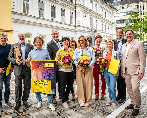 Teilnehmer:innen und Mitglieder des Stadtmarketings bei der Verkündung der Gewinner:innen von Meine Idee - Mein Shop