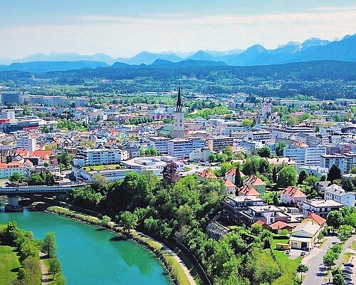 Drohnenaufnahme der Stadt Villach.