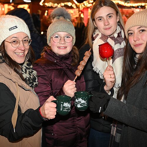 Frauen am Villacher Advent mit Schokoerdbeeren und kandierten Äpfeln