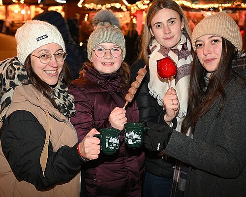 Frauen am Villacher Advent mit Schokoerdbeeren und kandierten Äpfeln