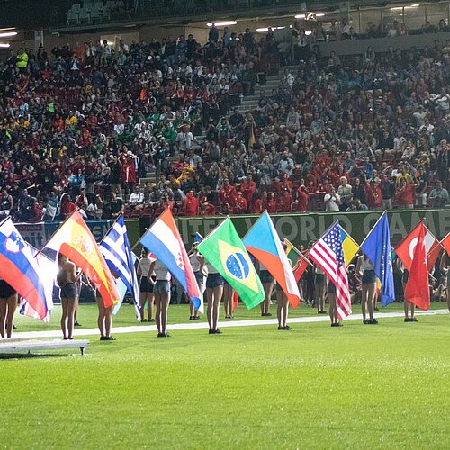 Teilnehmer und Teilnehmerinnen aus verschiedenen Nationen bei der Eröffnung der United World Games