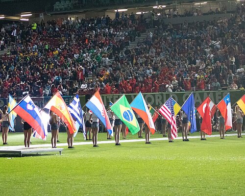 Teilnehmer und Teilnehmerinnen aus verschiedenen Nationen bei der Eröffnung der United World Games