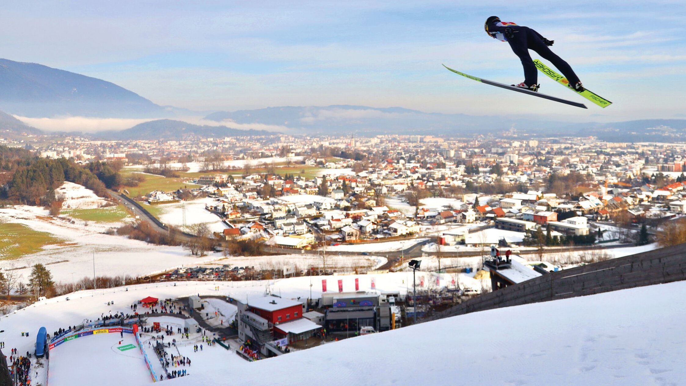 Skispringerin spring von Schanze ins Tal