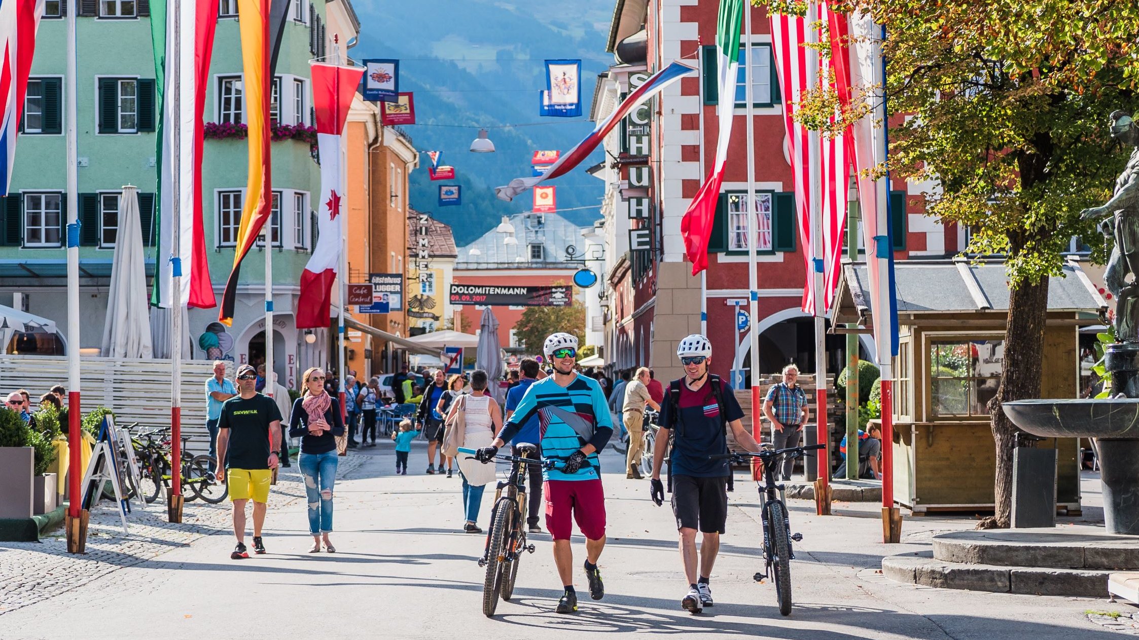 Biker schieben ihr Fahrrad durch die Lienzer Innenstadt