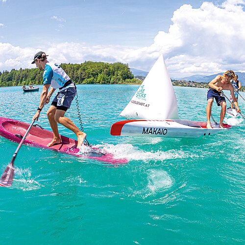 Zwei Paddler kämpfen um den Sieg