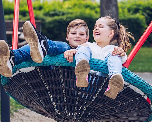Kinderspielplätze in Villach Kinder auf der Netzschaukel