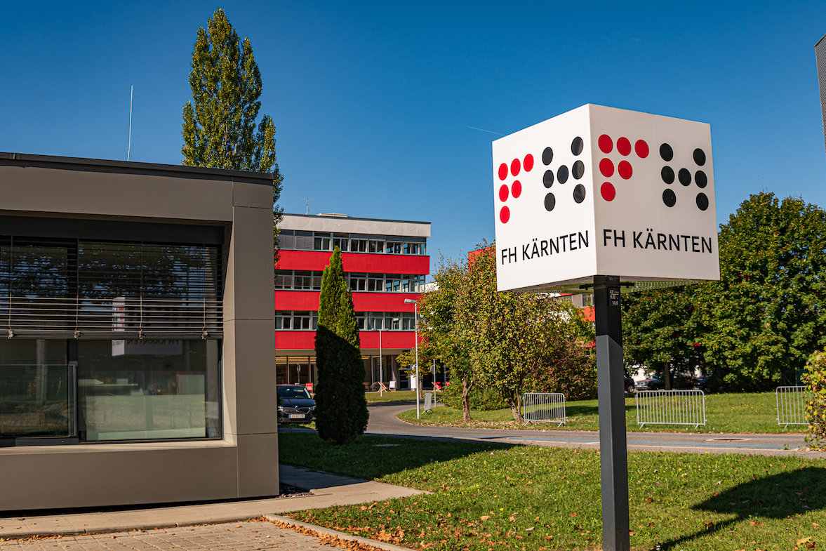 Das Gebäude und der Würfel der Fachhochschule Kärnten