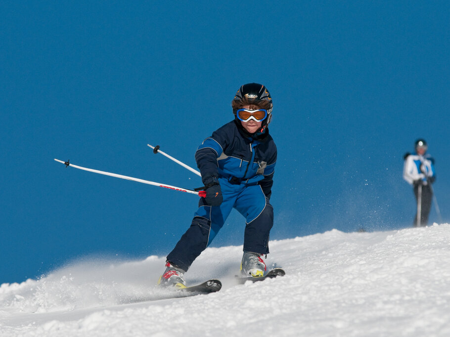 Kind beim Skifahren