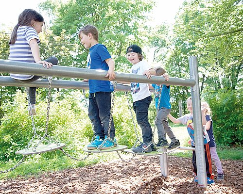 Kinder spielen am Spielplatz