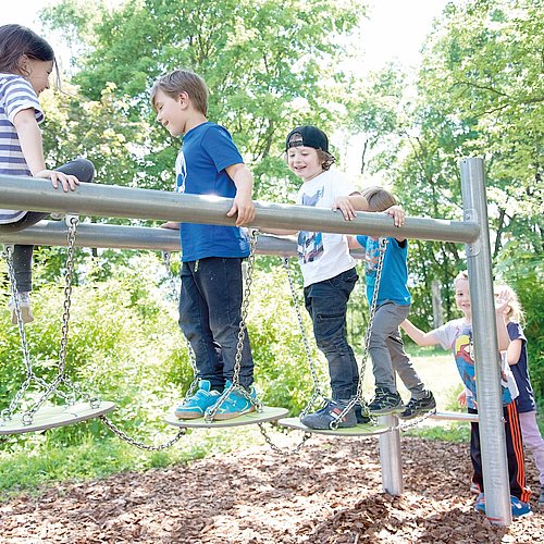 Kinder spielen am Spielplatz