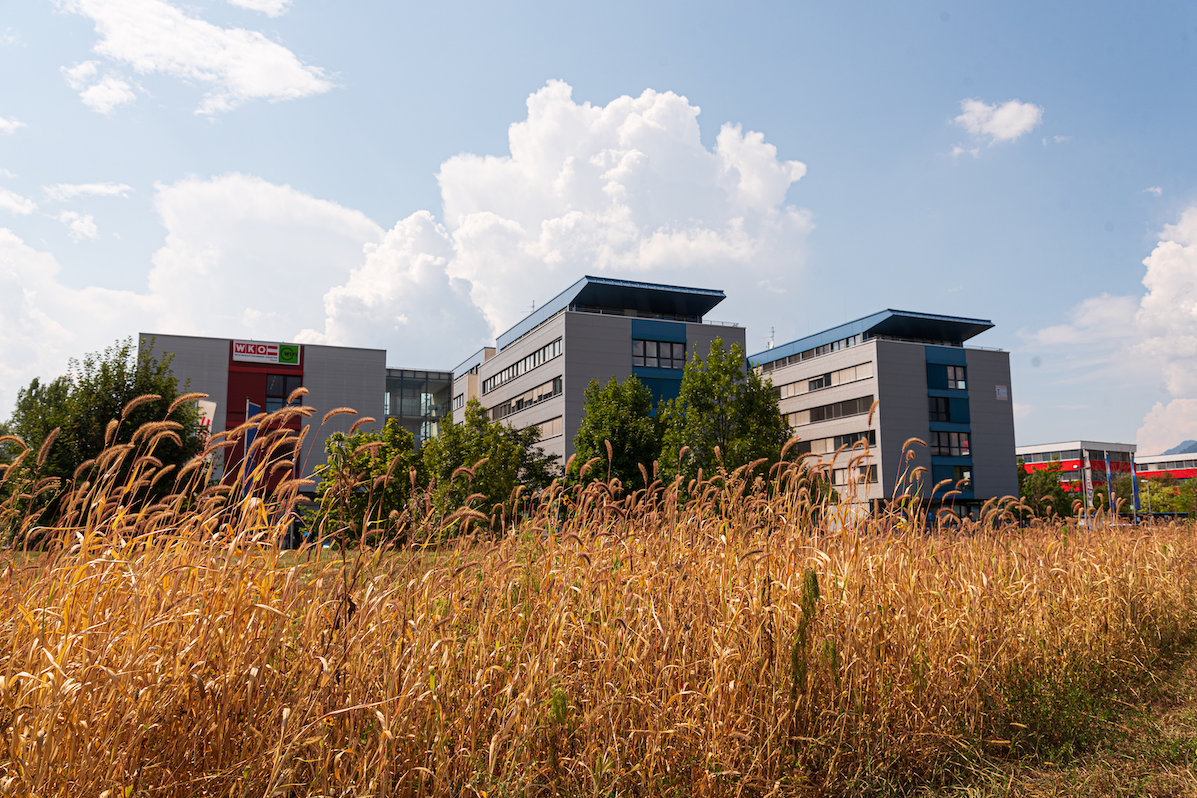 Gebäude vor einem Feld