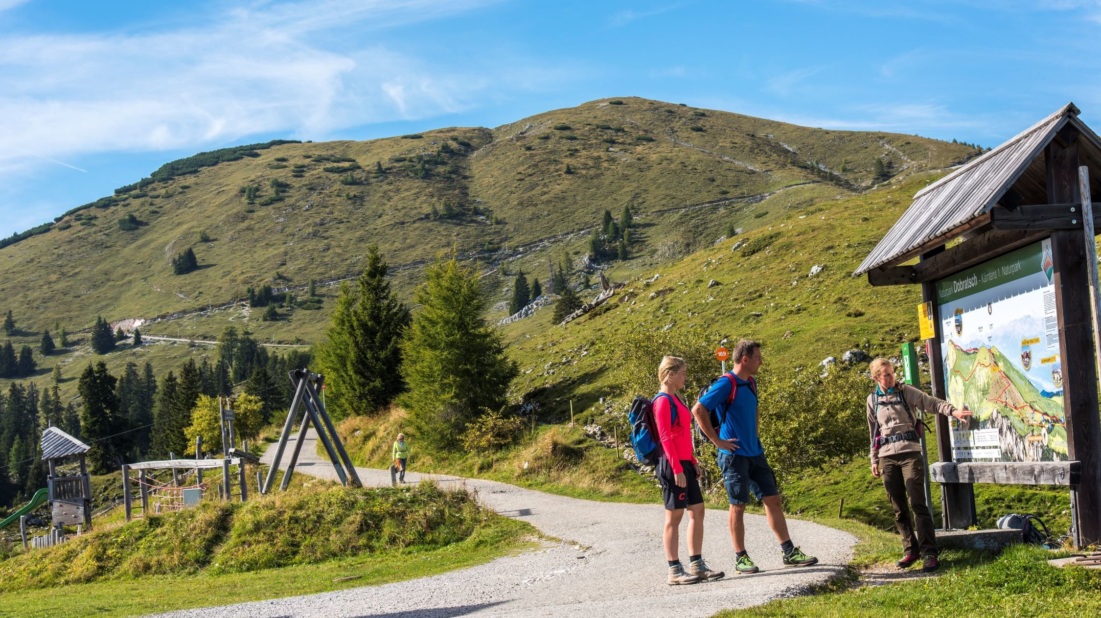 Ein Parkranger erklärt Besuchern den Naturpark Dobratsch