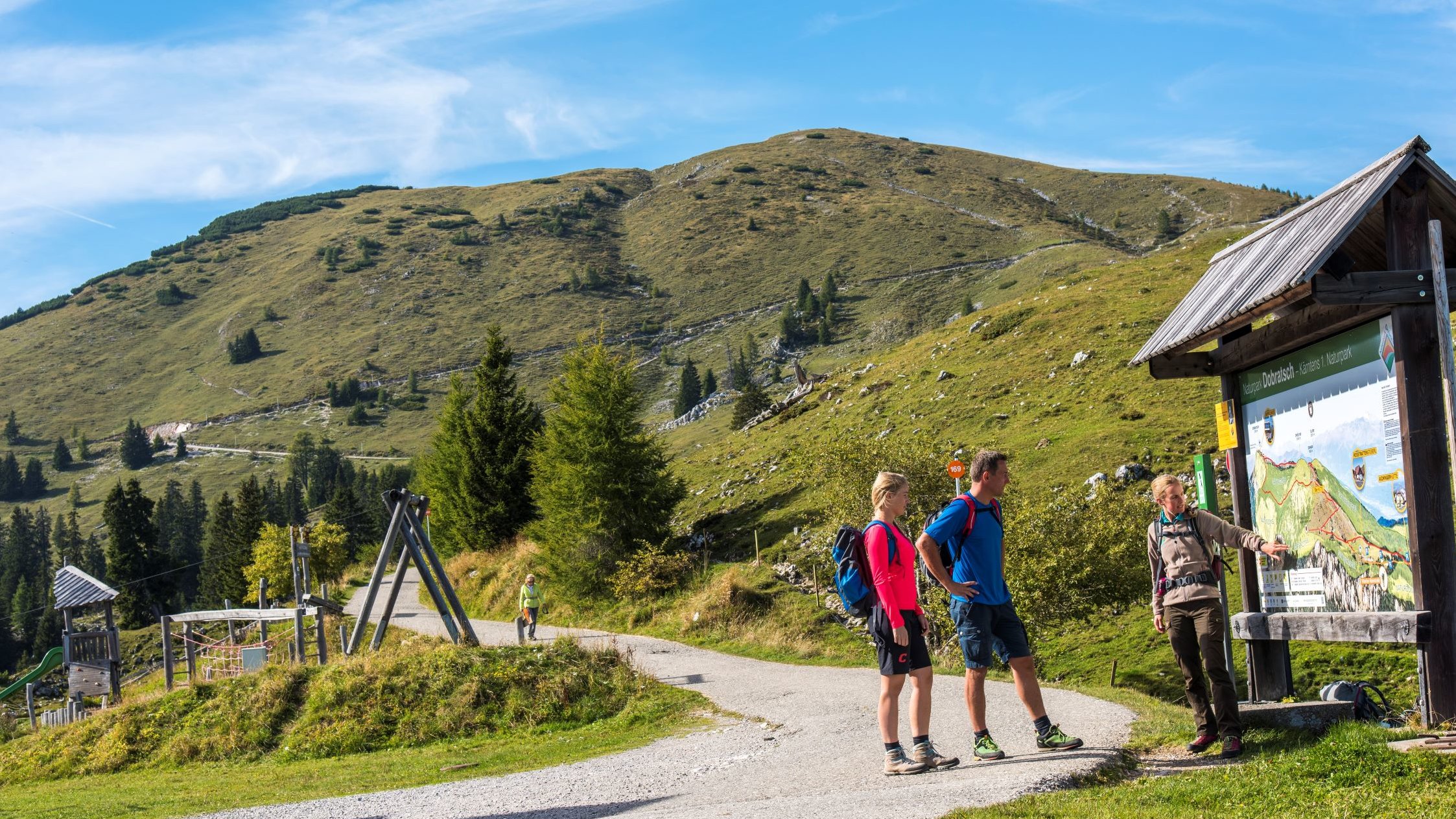 A park ranger tells visitors more about the nature park Dobratsch