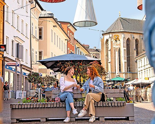 "Summerfeeling" in Villach Zwei Mädchen genießen die sommerliche Innenstadt Villachs