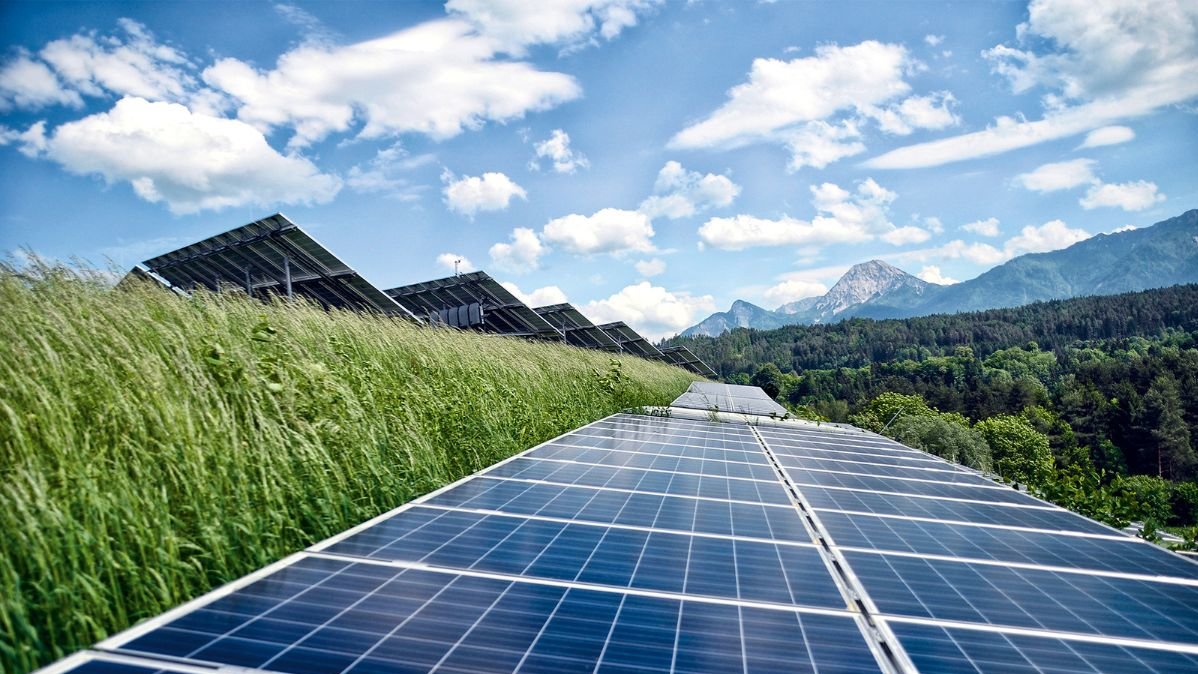 Photovoltaikanlage mit Bergen im Hintergrund