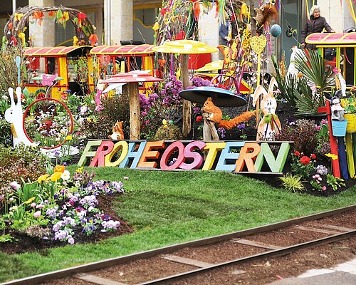 "Frohe Ostern" Schriftzug am Villacher Ostermarkt